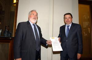 La Junta y el Gobierno formalizan el acuerdo para encargar a Tragsa el estudio sobre la demolición del Algarrobico