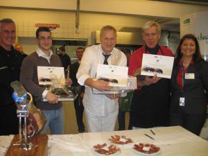 Más de medio centenar de profesionales acuden a un concurso de cortadores de jamón en Alemania organizado por Extenda