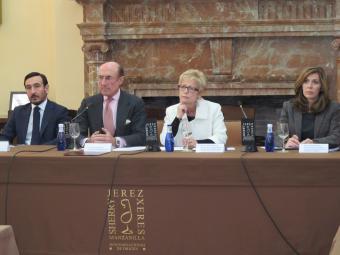 La consejera durante la reunión con el Consejo Regulador en Jerez